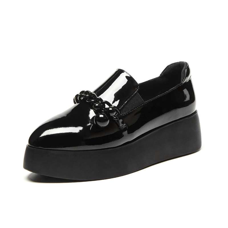 Lak loafers met platformzool en decoratieve metalen ketting