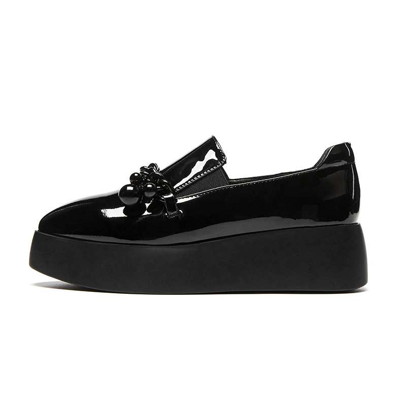 Lak loafers met platformzool en decoratieve metalen ketting