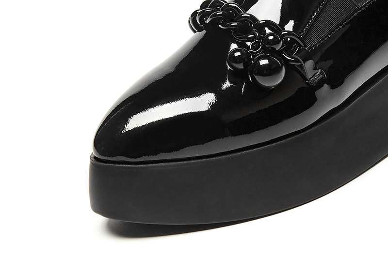 Lak loafers met platformzool en decoratieve metalen ketting