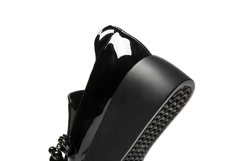 Lak loafers met platformzool en decoratieve metalen ketting