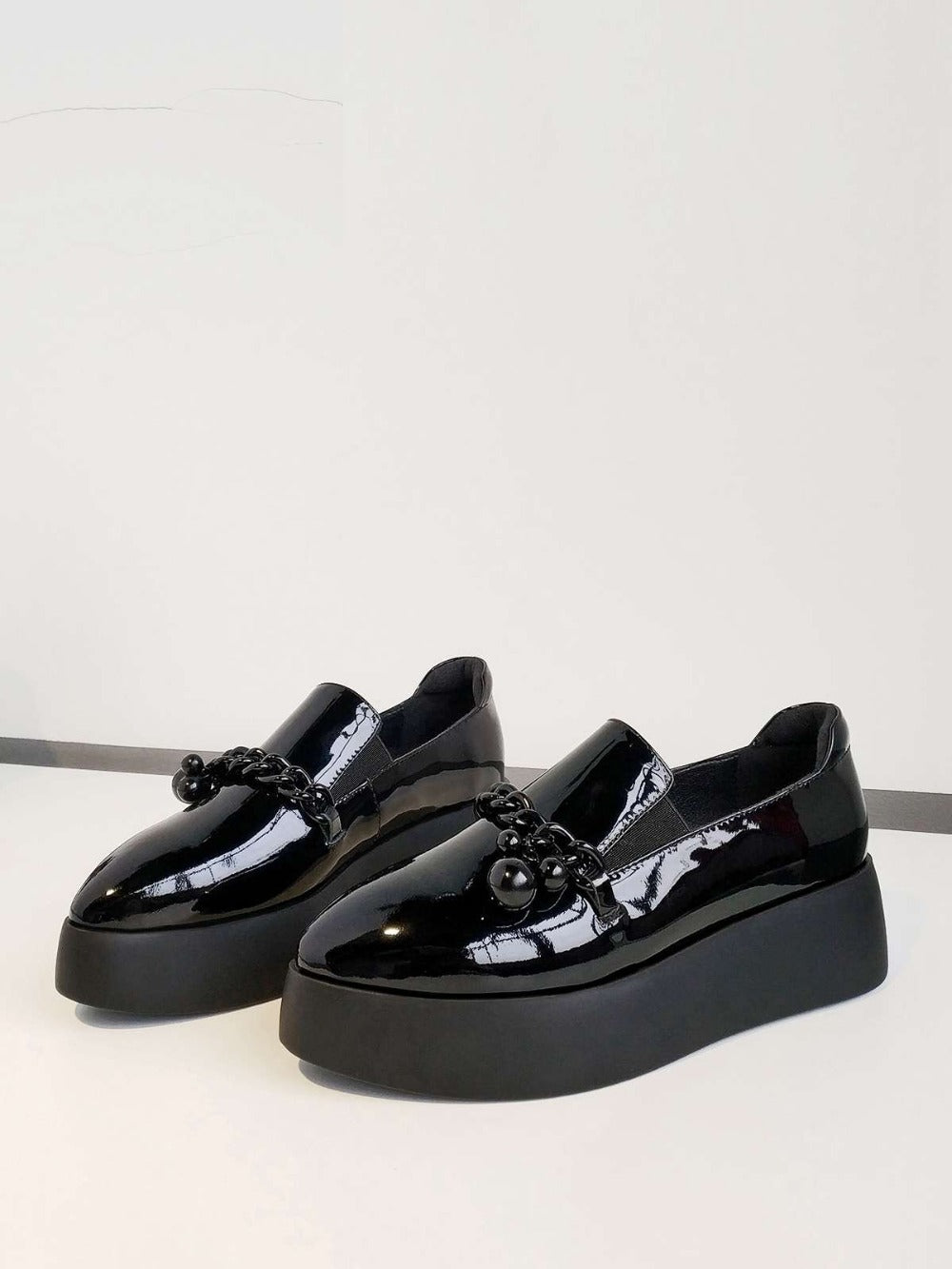 Lak loafers met platformzool en decoratieve metalen ketting