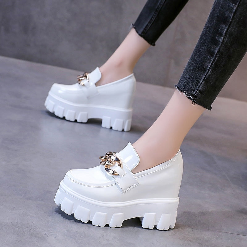 Dames loafers met plateauzool in laklook met gouden ketting