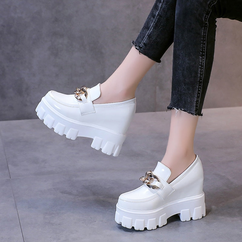 Dames loafers met plateauzool in laklook met gouden ketting