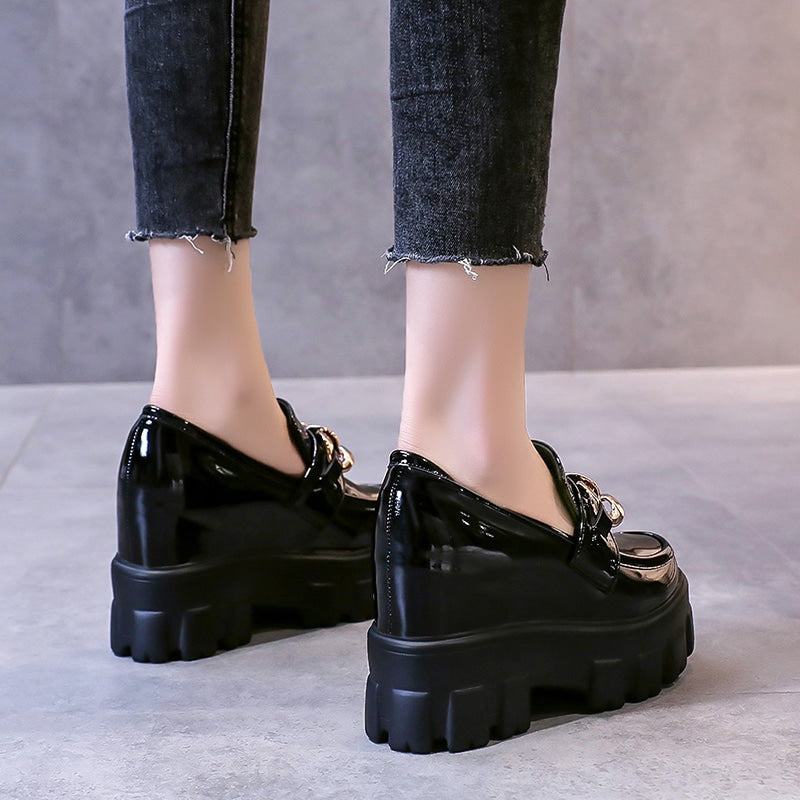 Dames loafers met plateauzool in laklook met gouden ketting