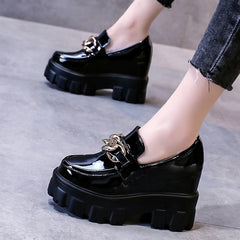 Dames loafers met plateauzool in laklook met gouden ketting, Zwart
