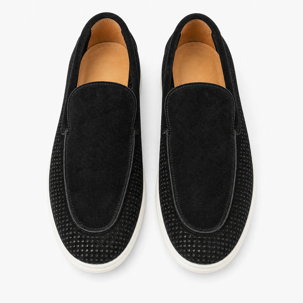 Zwarte geperforeerde heren mocassin met witte zool, zijaanzicht
