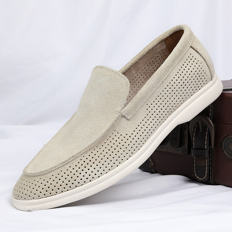 Geperforeerde heren mocassins gedragen met chino