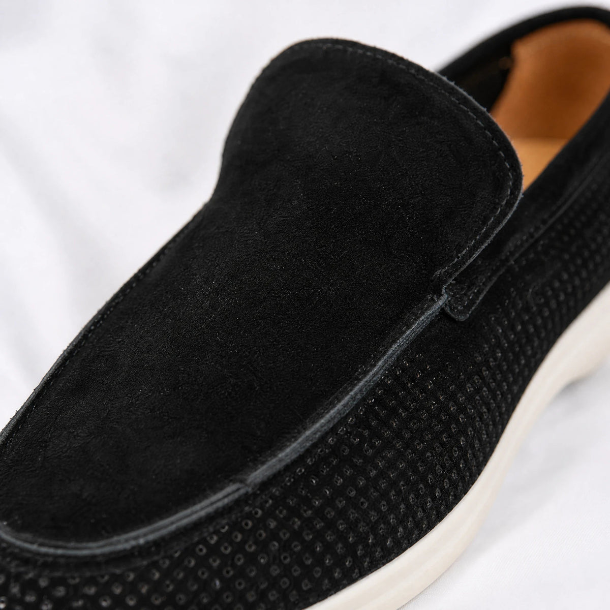 Zwarte geperforeerde suède mocassin, voorkant Afbeelding