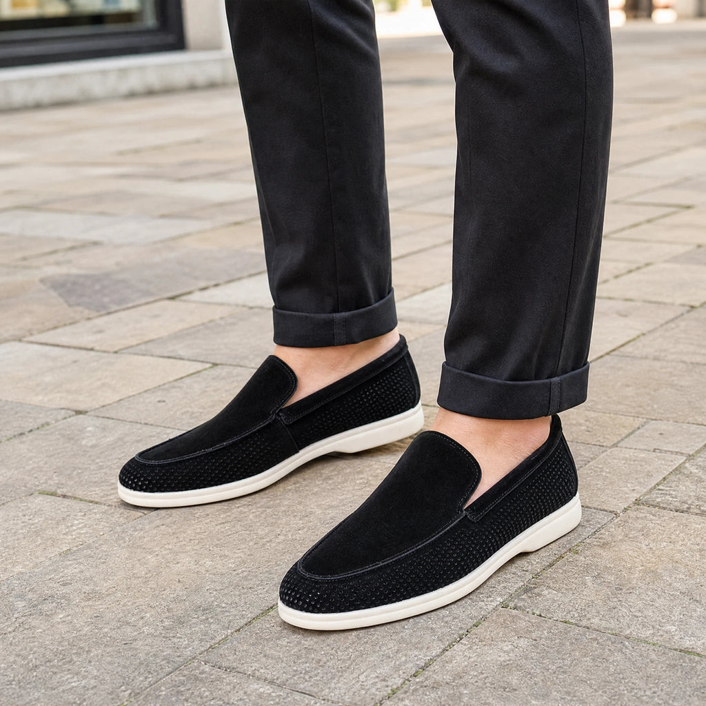 Zwarte mocassin met witte zool, achterkant