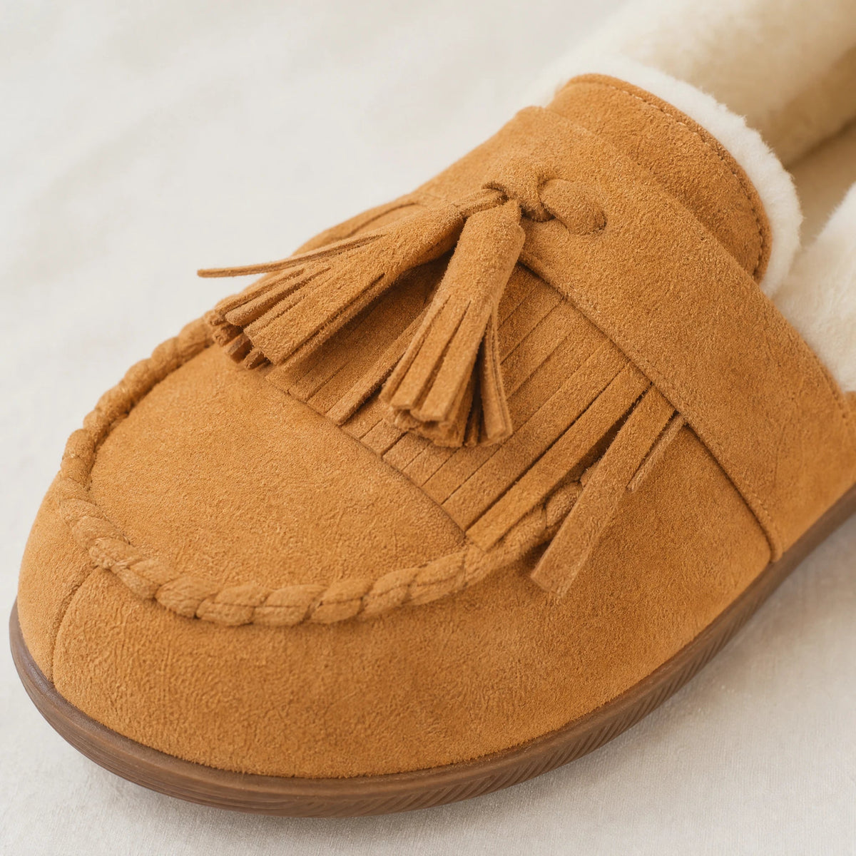 Camelkleurige gevoerde mocassin met franjes en pompons