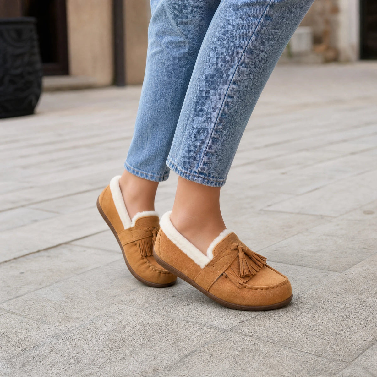 Voering van namaakbont in de gevoerde camelkleurige mocassin