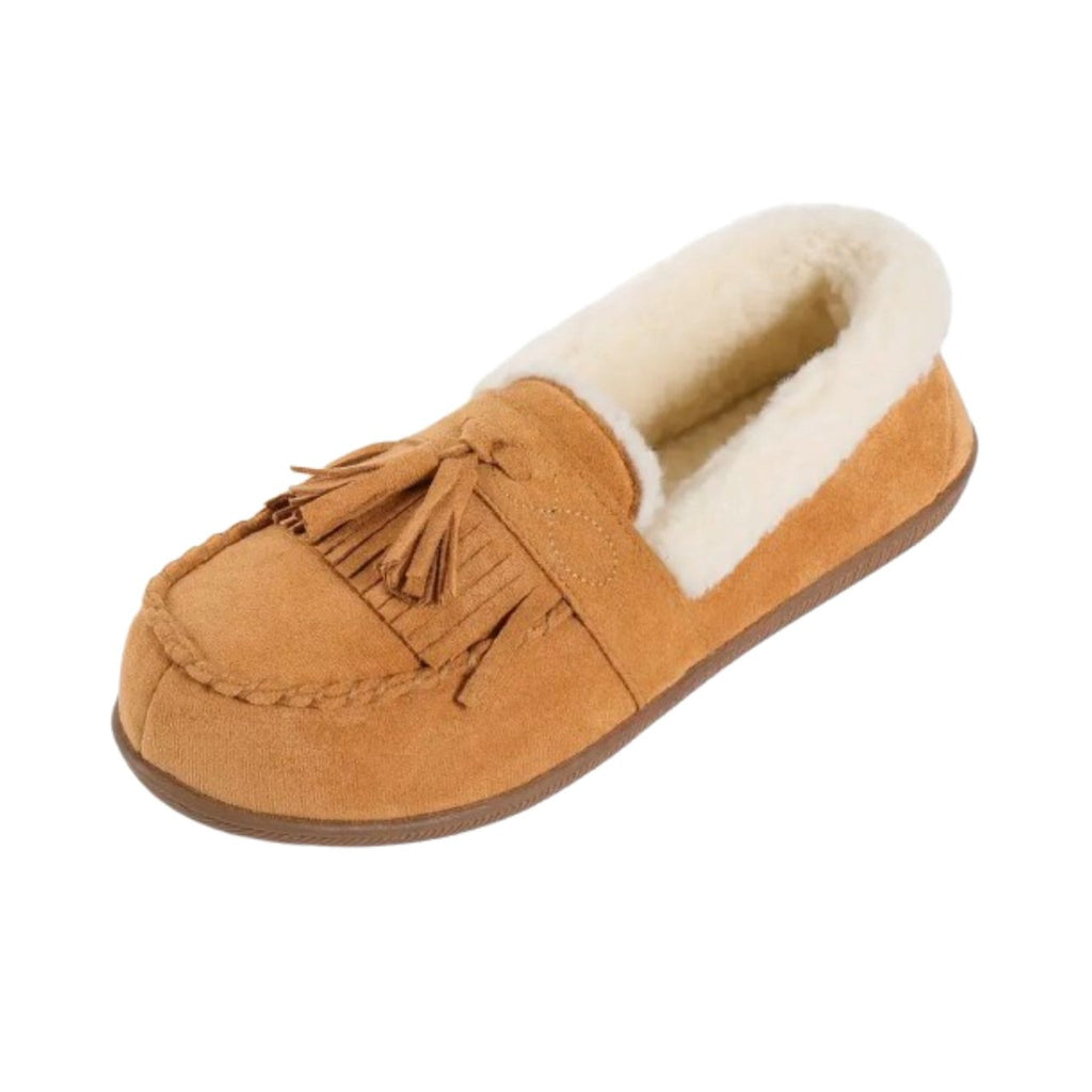 Camelkleurige mocassin met pompons gedragen thuis