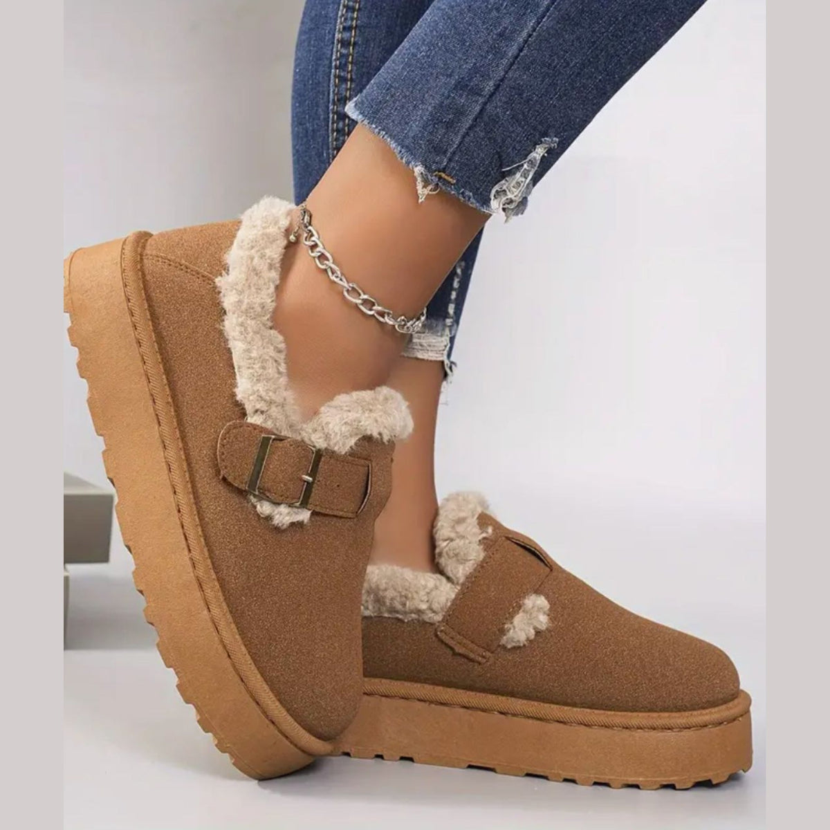Bruine gevoerde mocassins gedragen