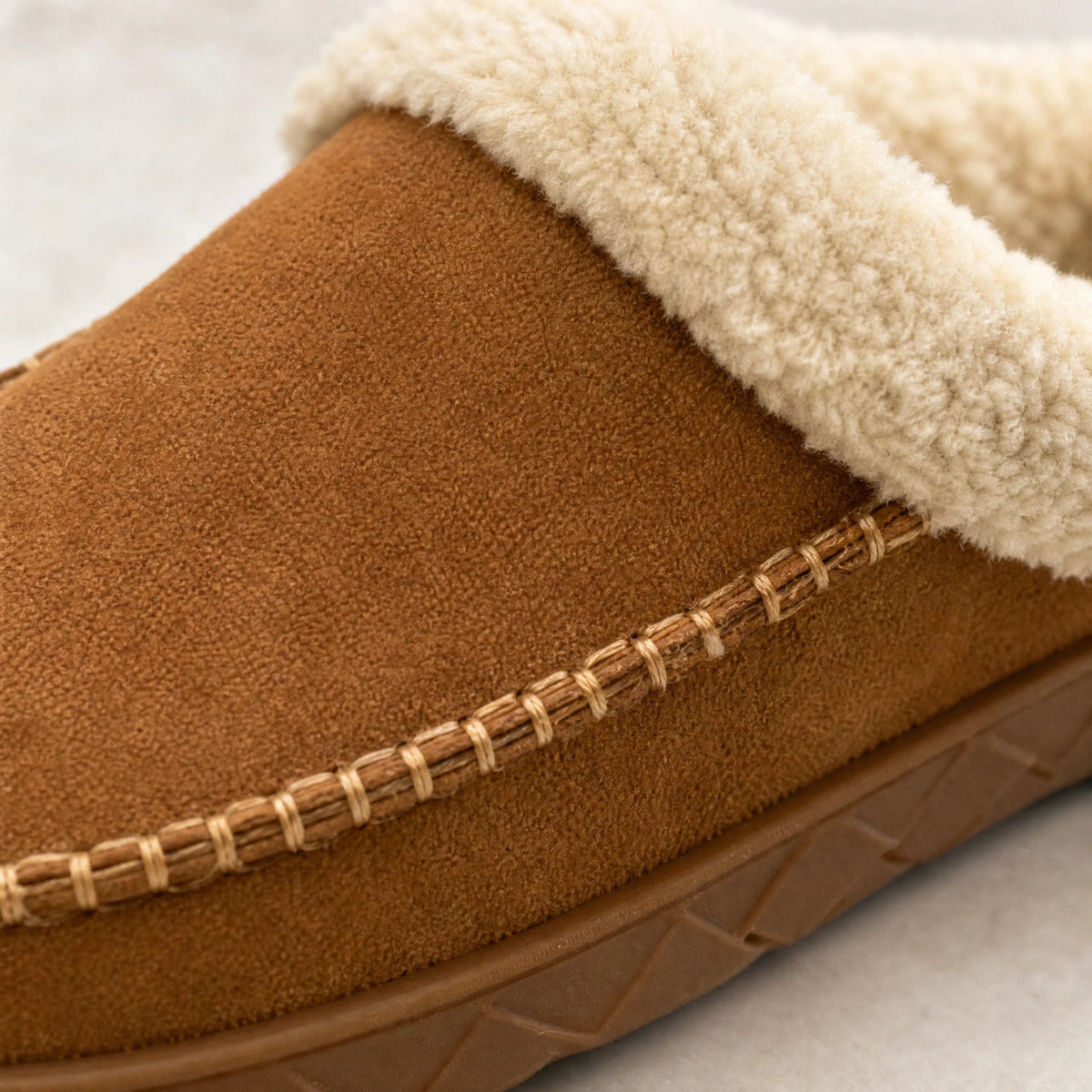Camelkleurige mocassin met zichtbare stiksels