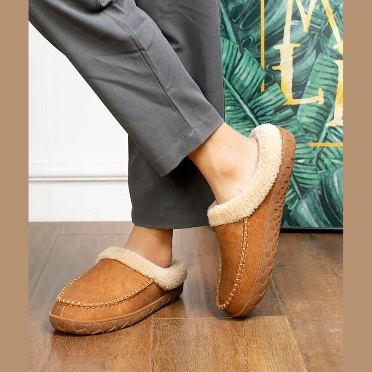 Gevoerde camelkleurige pantoffelmocassin, bovenaanzicht