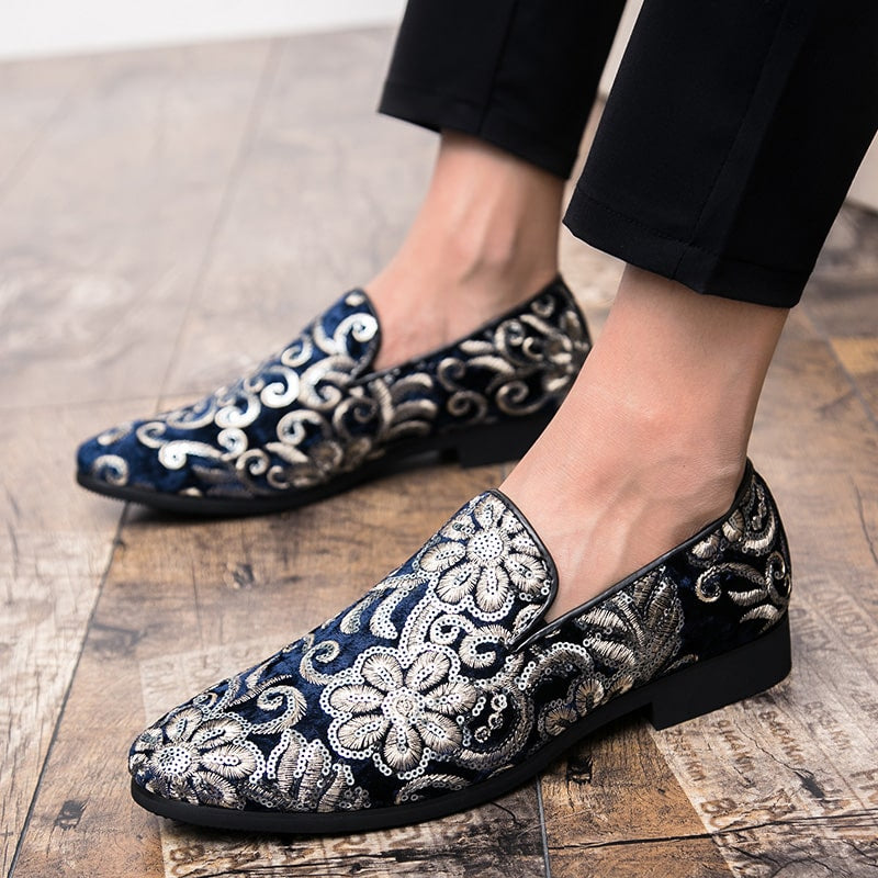 Glanzende fluwelen loafers met geborduurde bloemen en pailletten