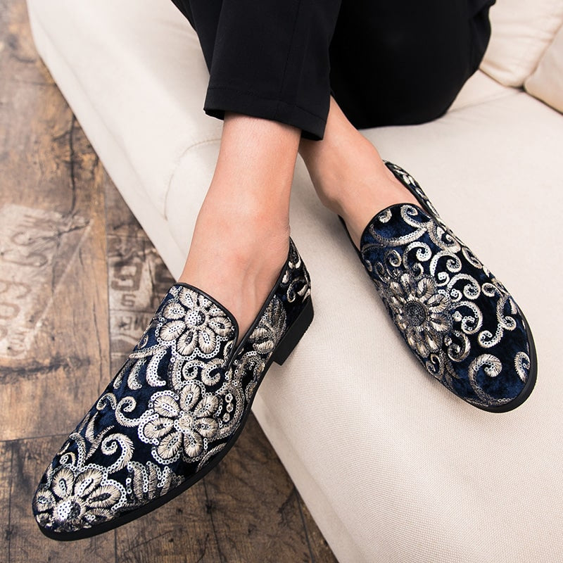 Glanzende fluwelen loafers met geborduurde bloemen en pailletten