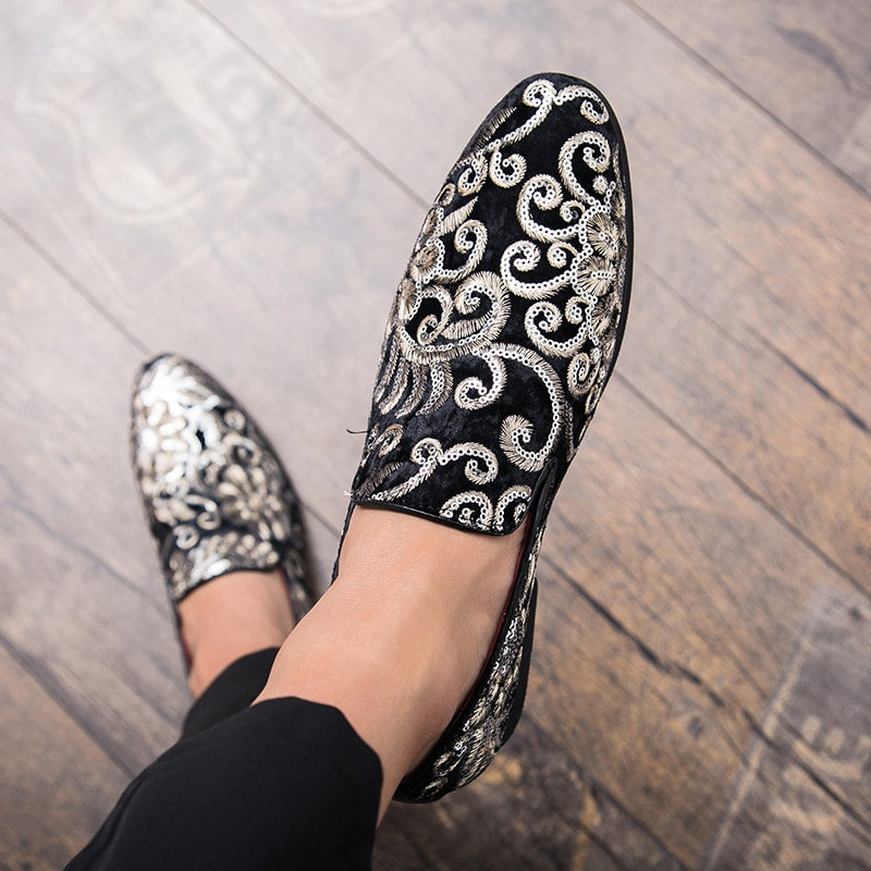 Glanzende fluwelen loafers met geborduurde bloemen en pailletten
