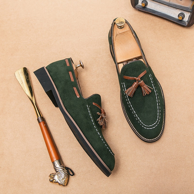 Paar groene mocassins met kwastjes en een schoenlepel aan de zijkant