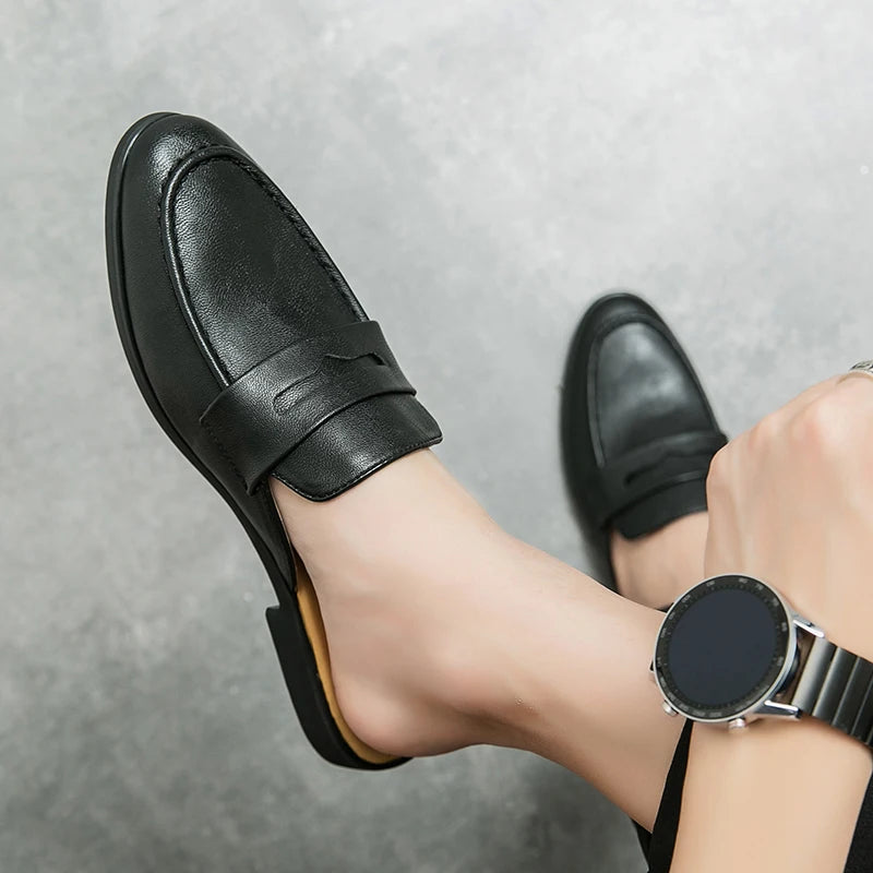 Open heren loafer-muilen met glad bovenwerk in zwart, zijaanzicht