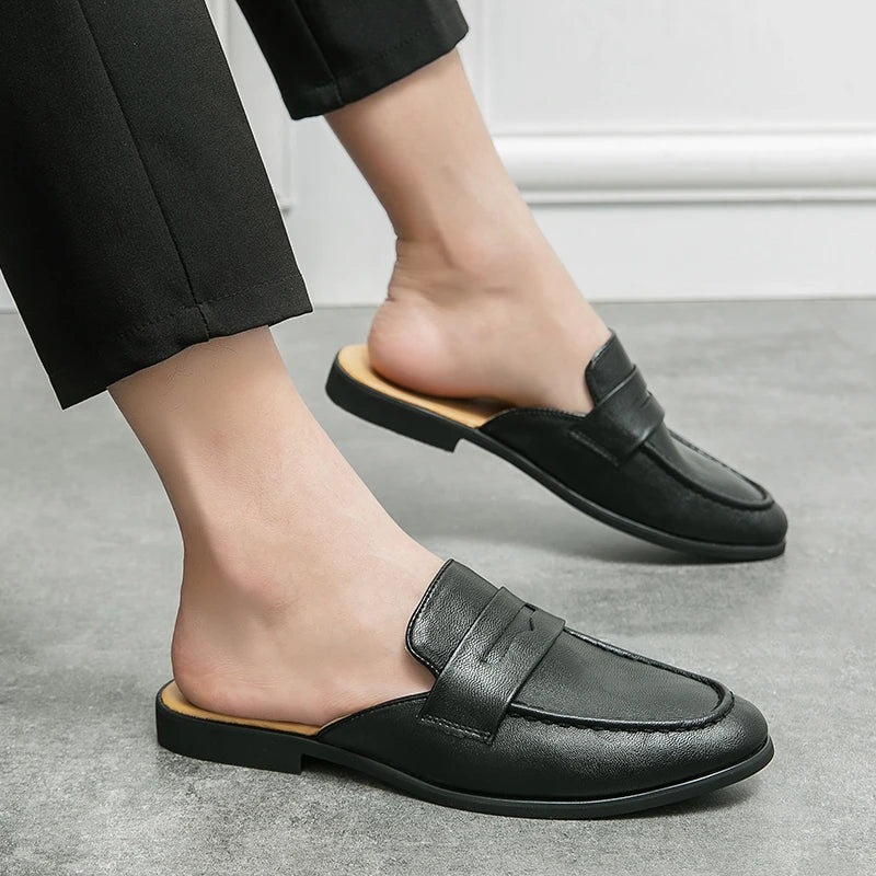 Open heren loafer-muilen met glad bovenwerk in bruin, detail