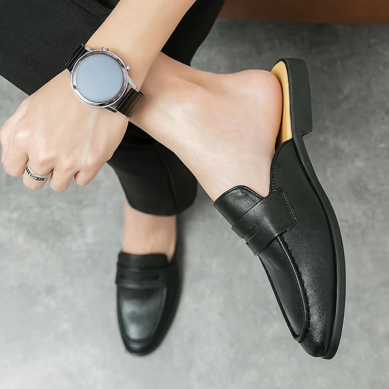 Open heren loafer-muilen met glad bovenwerk in zwart, aan de voet