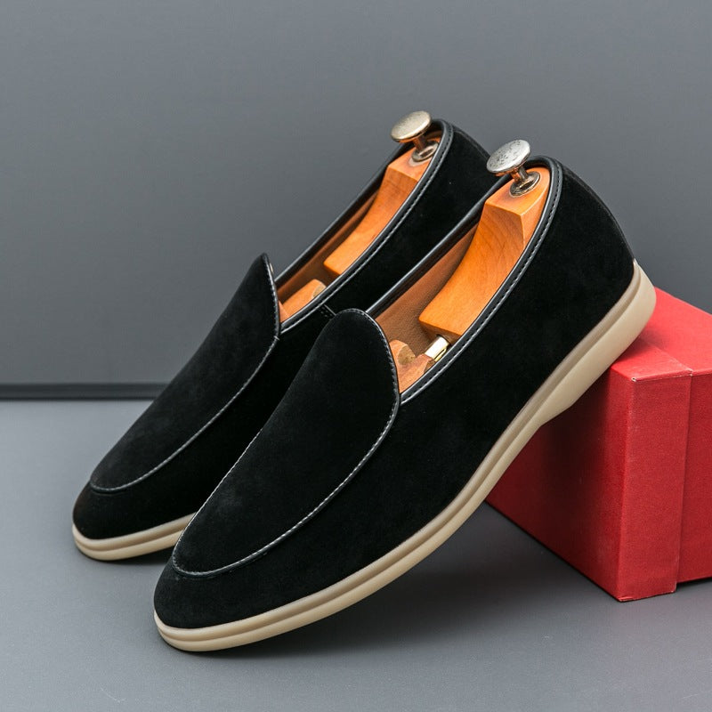 Heren loafer in imitatiesuède in zwart, gedragen