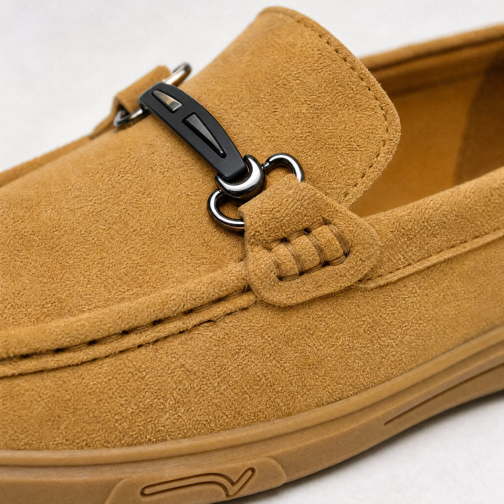 Leren heren loafer met rubberen zool en metalen gesp in camel, zijaanzicht