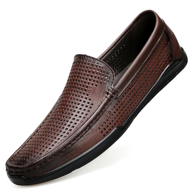 Detail van de perforaties van de leren loafer