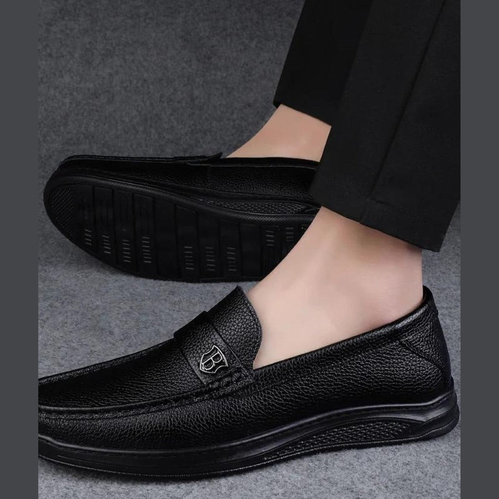 Achteraanzicht van de zwarte mocassin