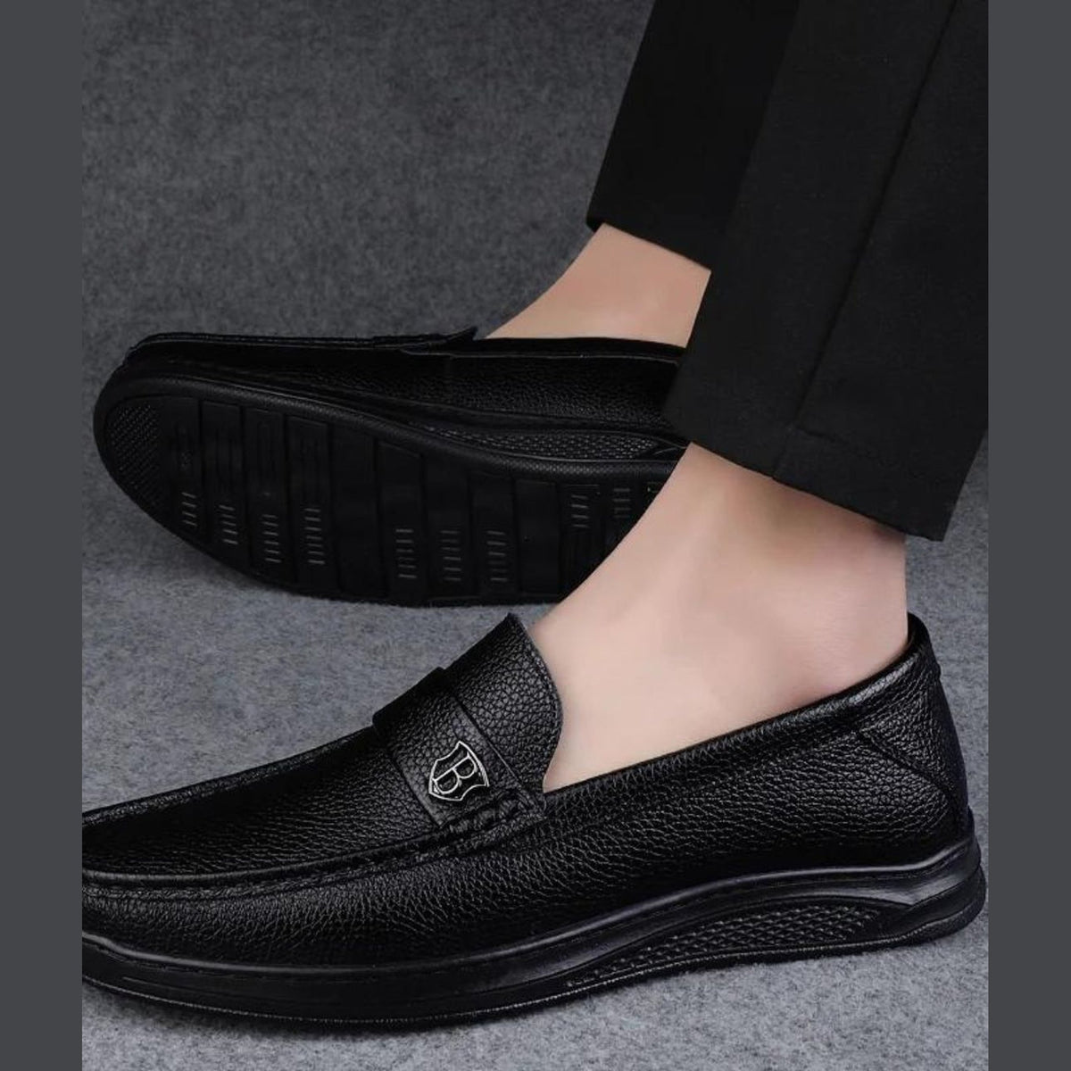 Achteraanzicht van de zwarte mocassin