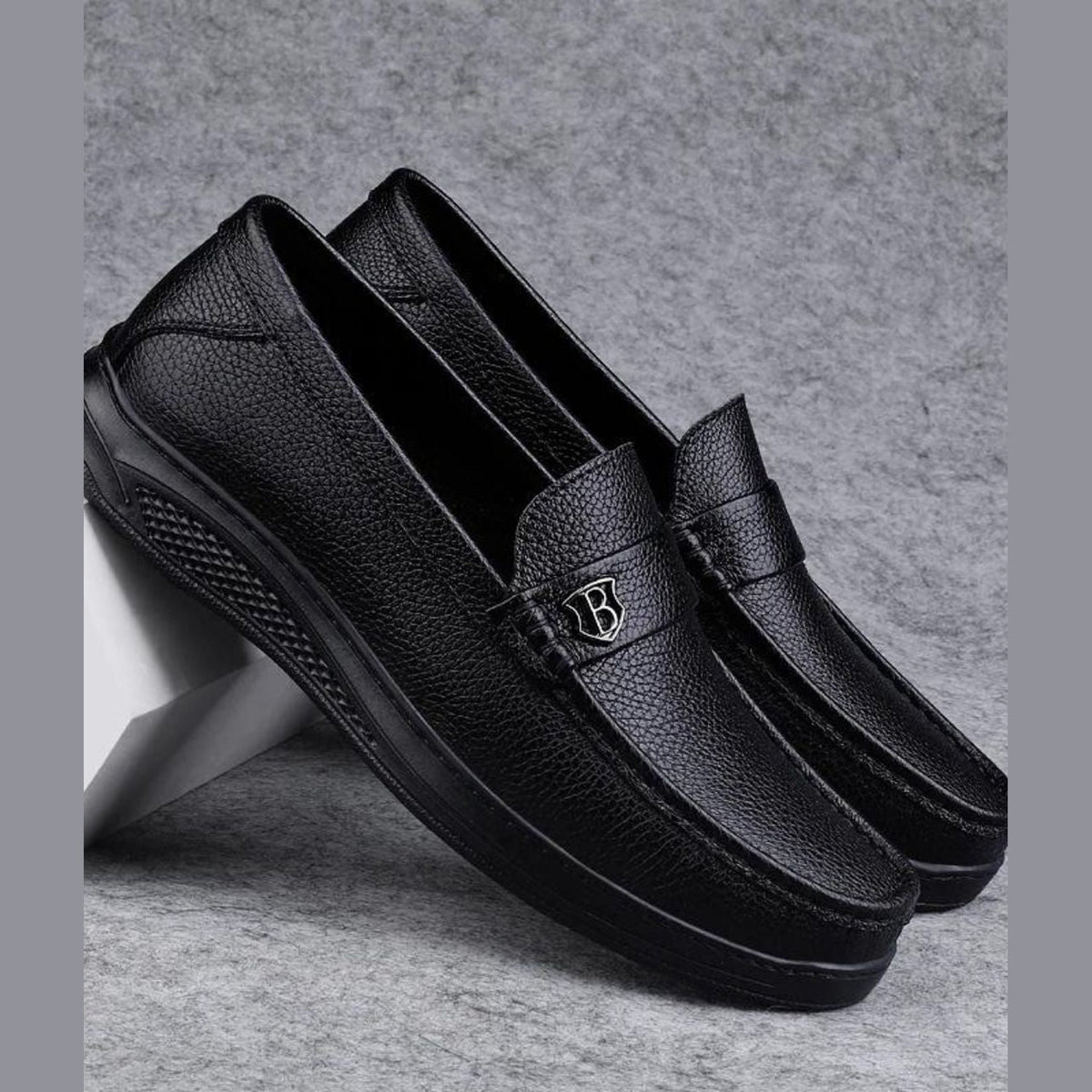Zwarte heren mocassin met dikke zool, voorkant