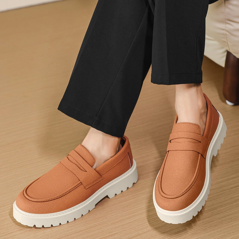 Camel heren mocassin met profielzool, detail van de flanellen bovenkant in suède-look