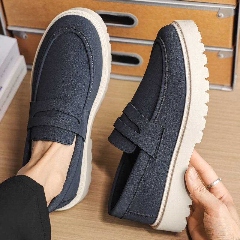 Camel heren mocassin met profielzool, detail van de tong