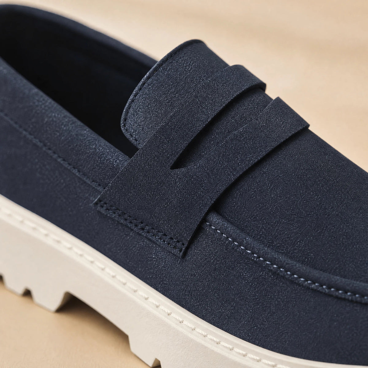 Marineblauwe heren mocassin met profielzool, voorkant