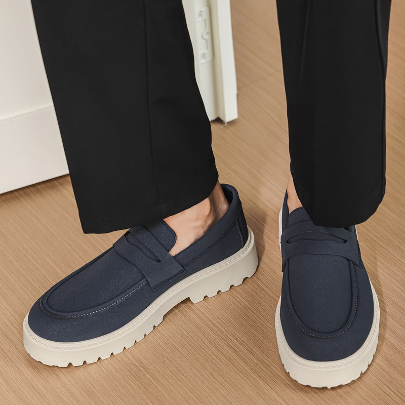 Heren mocassins met profielzool gedragen met chino