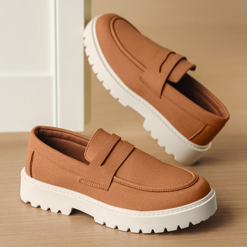 Marineblauwe heren mocassin met profielzool, detail van de flanellen bovenkant in suède-look