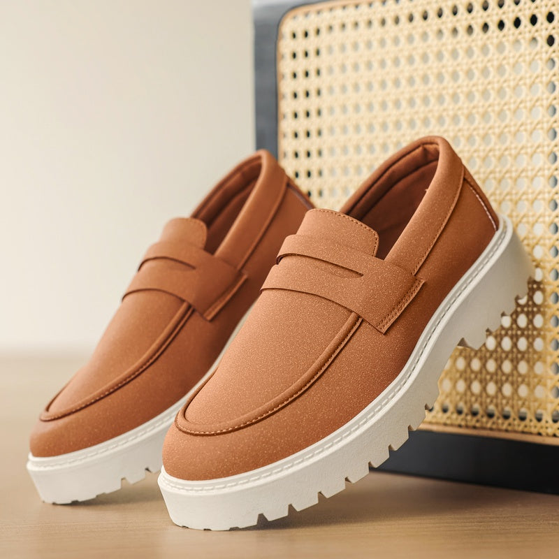 Marineblauwe heren mocassin met profielzool, detail van de tong