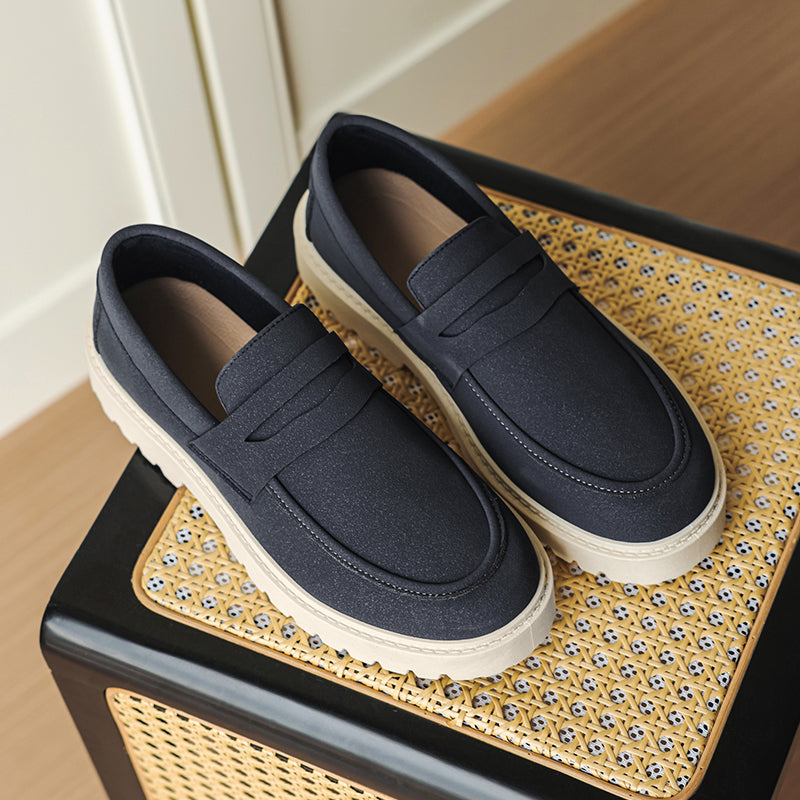 Marineblauwe heren mocassin met profielzool, schuin voorkant