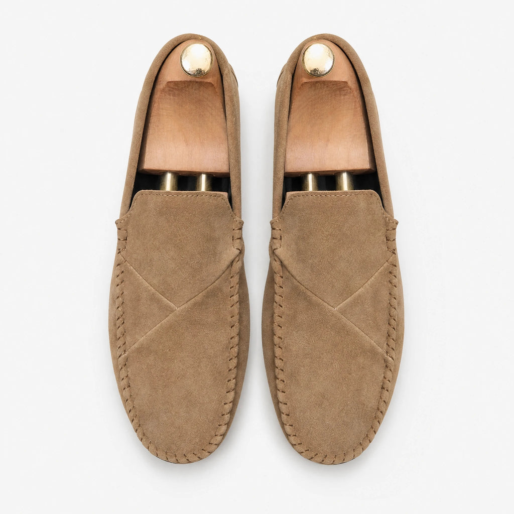 Kaki heren mocassin in suède-look met zichtbare naden, zijaanzicht