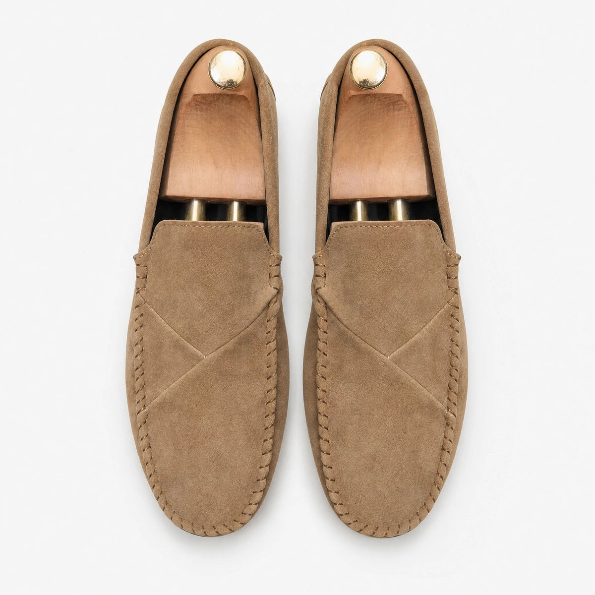 Kaki heren mocassin in suède-look met zichtbare naden, zijaanzicht
