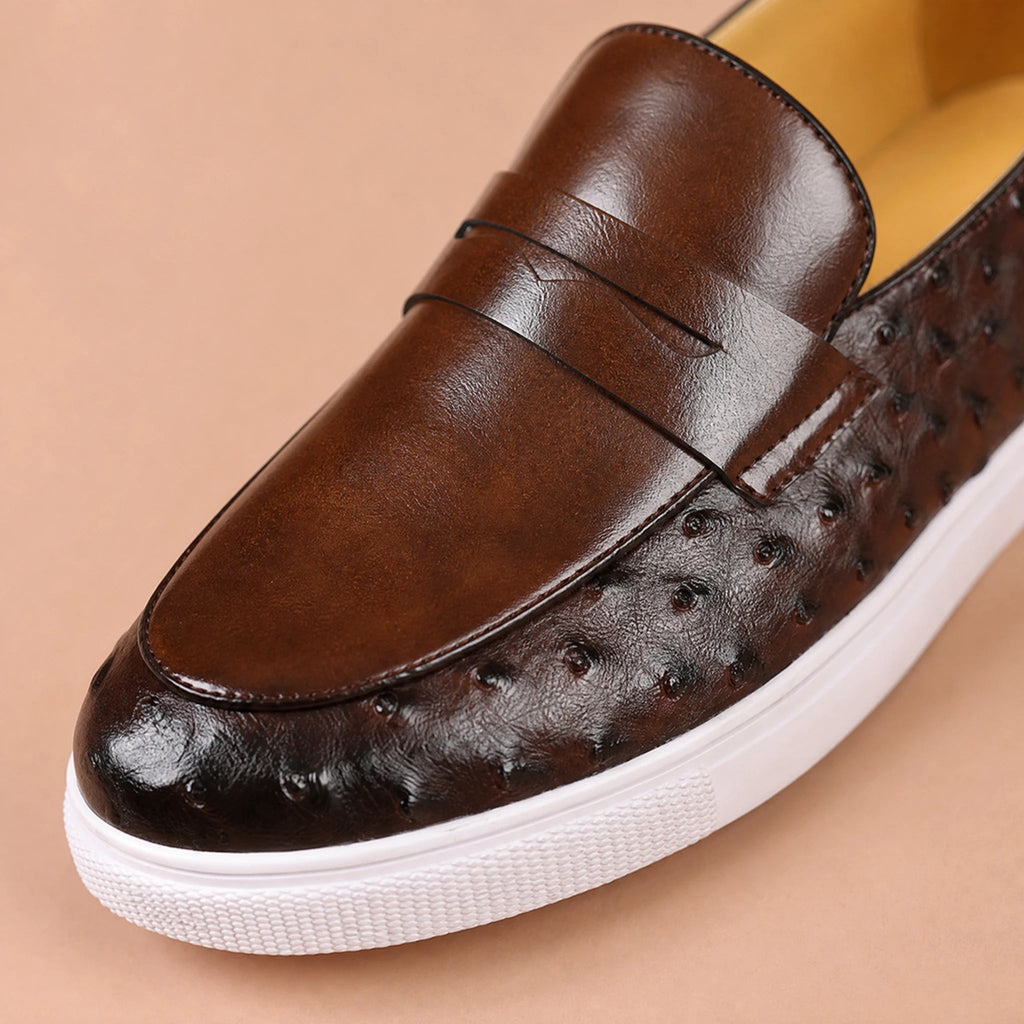 Zwarte mocassin met struisvogelprint, voorkant