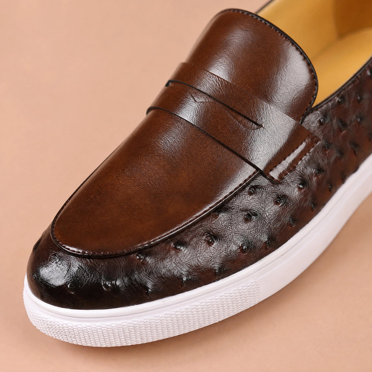 Zwarte mocassin met struisvogelprint, voorkant Afbeelding
