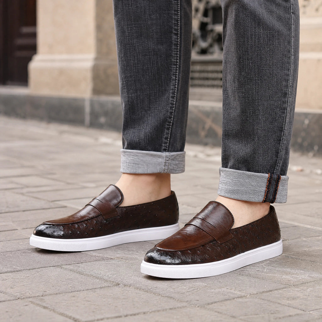 Zwarte mocassin met witte zool, achterkant