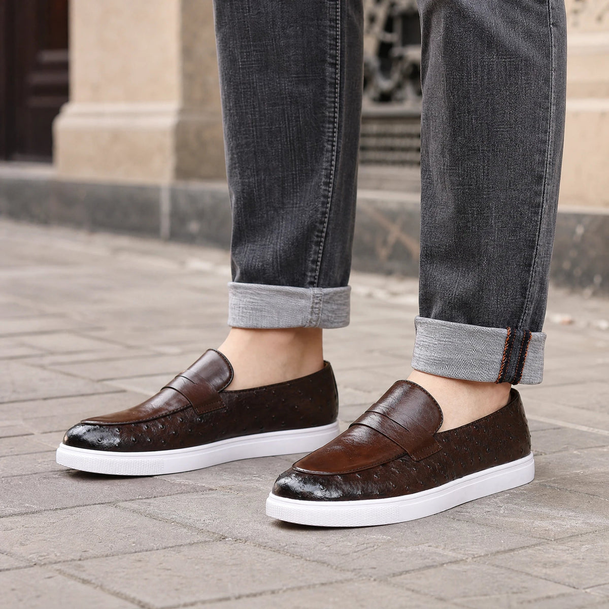 Zwarte mocassin met witte zool, achterkant Afbeelding