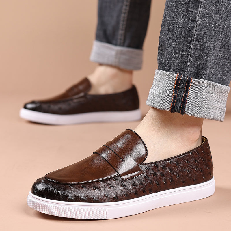 Bruine mocassin met struisvogelprint, voorkant