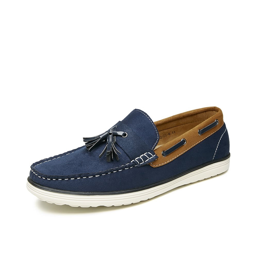Blauwe bootschoen met witte zool en bruin enkelbandje op een witte achtergrond