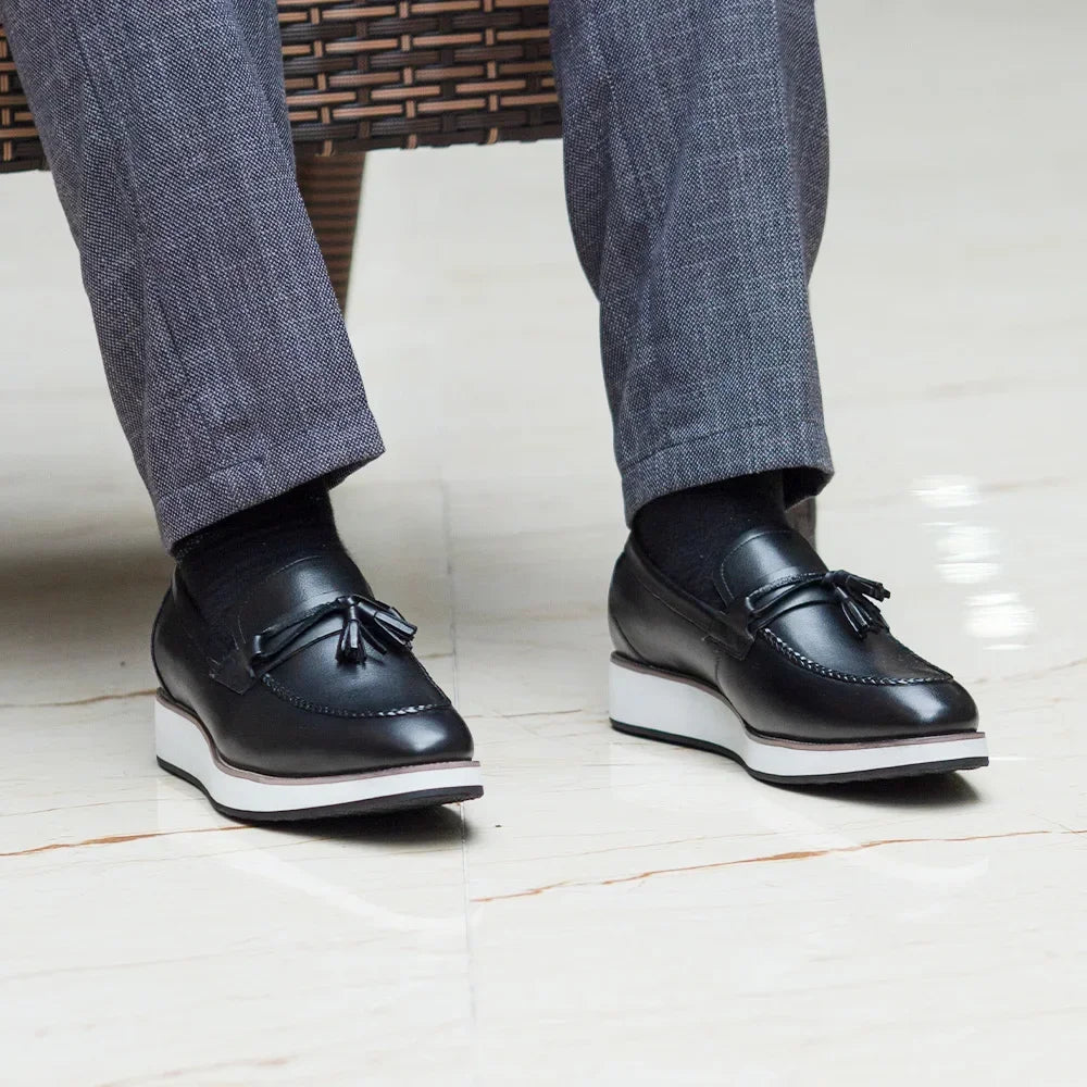 Herenloafer met witte zool en kwastjes in zwart