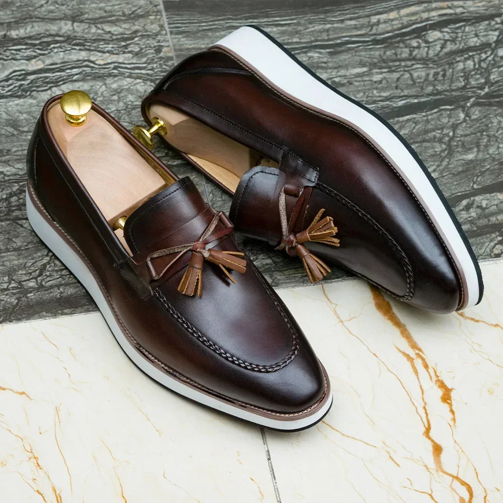 Herenloafer met witte zool en kwastjes, detail van de zool