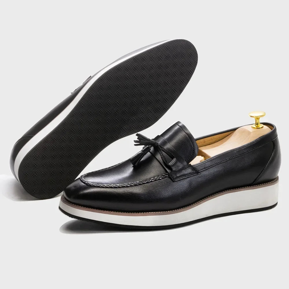 Herenloafer met witte zool en kwastjes, gedragen look